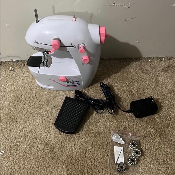 UKICRA CBT-0307 mini sewing machine - Picture 1 of 5